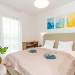 2br Lakeside Haven W Ac By Nw *