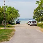 2br Lakeside Haven W Ac By Nw *