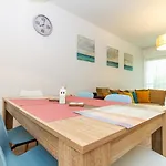 2br Lakeside Haven W Ac By Nw *